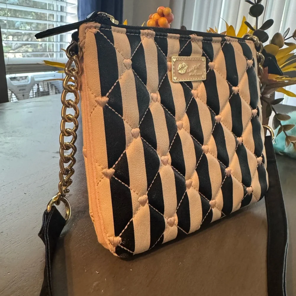 Betsey Johnson Black and White Striped Crossbody Bag preloved - Picture 4 of 9